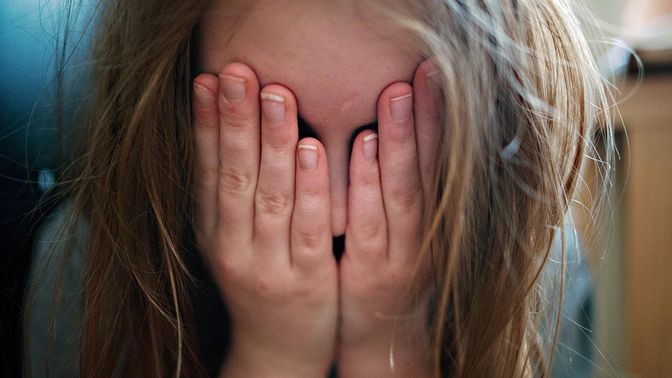 trauerndes-Mädchen-Verlust-trauernde-Jugendliche-Unterstützung-Mailberatung
